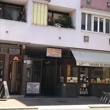 Dóm Square-centrum-free Parking *